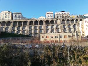 卡坦扎罗A casa di marcello的一座大型建筑,前面有汽车停放