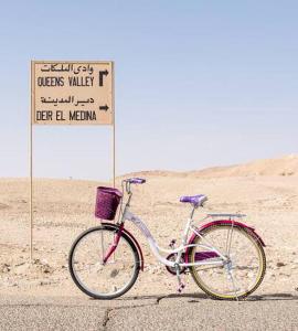 卢克索新门农酒店的停在沙漠标志旁的自行车