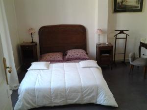 洛特河畔的维伦纽夫L'Ecrin的一间卧室配有一张带2个床头柜的大型白色床