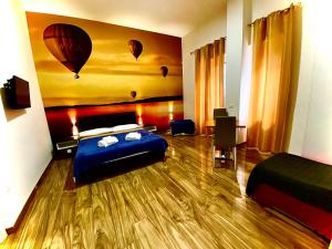 福贾B&B Al Volo的一间卧室设有两张床,墙上装有热气球