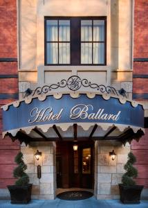 西雅图巴拉德酒店的带有读酒店舞厅标志的酒店大楼