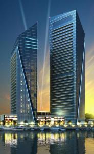 迪拜LUX Holiday Home Dubai Marina JBR - Silverene Tower Studios的两座高楼,靠近水体