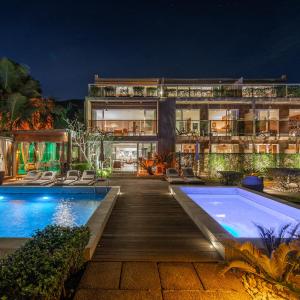 坎布里Hotel Spa Nau Royal的一座晚上设有游泳池的房子