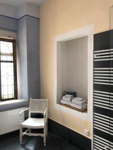 安娜贝格-布赫霍尔茨Wolke 33的浴室设有镜子、椅子和毛巾