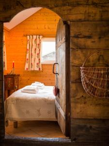 夏蒙尼-勃朗峰Le Bivouac的木制客房内的一间卧室,配有一张床