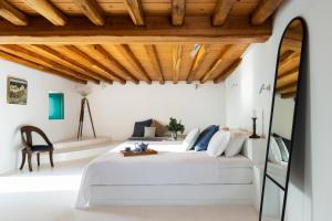 易莫洛林法寺里库酒店的一间卧室设有一张床和木制天花板