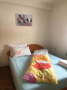 马夫罗沃Villa Anastasoski的一间卧室配有一张带彩色毯子的床
