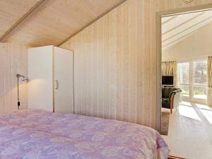 乌尔夫堡Holiday Home Hummingen的一间卧室配有床和白色冰箱