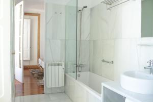 圣地亚哥－德孔波斯特拉阿尔塔米拉庄园酒店的带淋浴、盥洗盆和浴缸的浴室