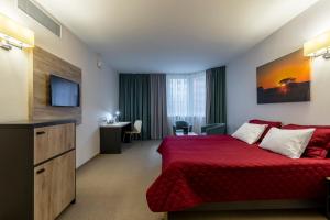 基辅Favor Sport Hotel的酒店客房配有红色的床和书桌