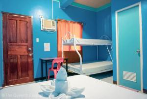 科隆King Michael Coron的一间医院间,配有一张床、一张桌子和一张双层床
