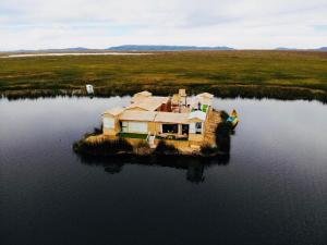 普诺QHAPAQ Lago Titicaca - Perú的水中小岛上的房子