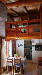 埃博森Casa Sur的配有桌椅和厨房的房间