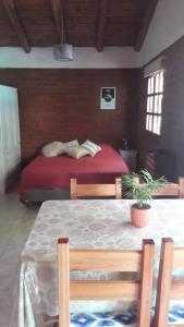 埃博森Casa Sur的一间卧室配有一张床和一张植物桌子