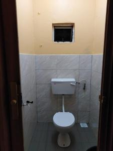 巴生Homestay Teratak Umi Klang的一间带卫生间和窗户的浴室