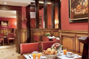 巴黎左岸酒店的用餐室配有带面包篮的桌子