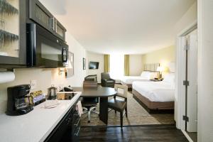 华盛顿北华盛顿烛木套房酒店的酒店客房设有厨房和卧室