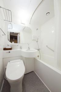 高崎高崎华盛顿广场酒店的白色的浴室设有卫生间和水槽。