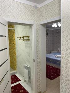 奇姆肯特Гостиница АСКАР的小房间,设有通往卧室的门