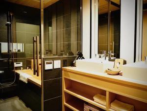 京都Ishibekoji Muan的一间带两个盥洗盆和淋浴的浴室
