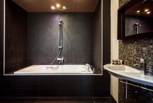 艾里拉瓦尔普拉萨旅馆的带浴缸和盥洗盆的浴室