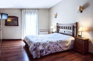 艾里拉瓦尔普拉萨旅馆的一间卧室设有一张大床和一个窗户。