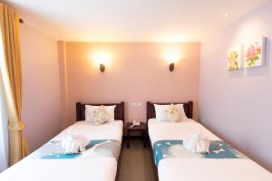 亚兰拉维拉精品酒店的小房间设有两张床和毛巾
