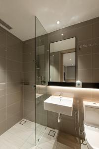 吉隆坡Komune Living的一间带水槽和镜子的浴室