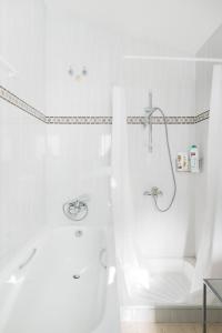 圣阿古斯丁Sea view villa San Agustin的带淋浴和浴缸的白色浴室