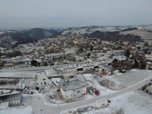 GramastettenWohnen mit Panoramablick的雪中小镇的空中景色