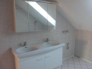 GramastettenWohnen mit Panoramablick的一间带水槽和大镜子的浴室