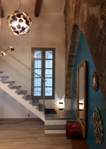贝济耶CENTRE HISTORIQUE T3 DUPLEX PARKING Gratuit的走廊设有楼梯和大窗户