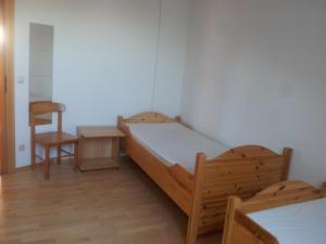GramastettenWohnen mit Panoramablick的卧室配有1张床、1张桌子和1把椅子