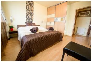 布达佩斯阿帕德桥公寓式酒店的一间卧室配有一张带两个枕头的床