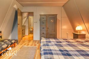 诺茨瓦约Noszvaj Cabin的一间卧室配有一张床和一个梳妆台