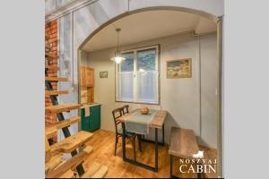 诺茨瓦约Noszvaj Cabin的厨房以及带桌椅的用餐室。