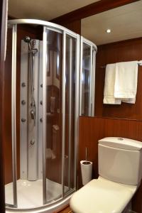 巴勒莫DVI MARIJE的带淋浴和白色卫生间的浴室