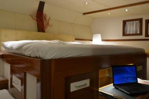 巴勒莫DVI MARIJE的一间卧室配有一张床和一张桌子上的笔记本电脑