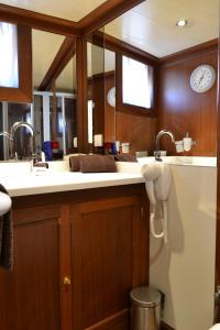 巴勒莫DVI MARIJE的一间带水槽和镜子的浴室