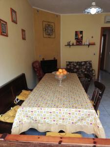 Scano MontiferroCasa Vacanze “Dream House”的上面有一碗水果的桌子