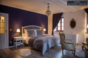 包岑ApartOne Altstadt-Hotel的一间卧室配有一张大床和一把椅子