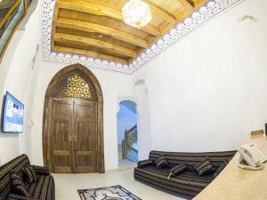布哈拉Royal Bukhara hotel的楼内带木门的房间