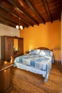 利亚内斯Casa Güela Megustarural的一间卧室配有一张带蓝白色毯子的床