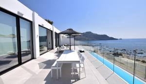 普拉基亚斯Villa Nostos Plakias beachfront sea view privet pool的阳台享有海景。