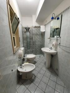 比亚恩卡维拉Hotel Casale dei Greci的浴室设有2个卫生间和水槽