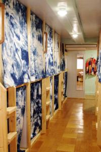 大阪吉南旅馆的墙上挂着蓝色和白色壁纸的走廊