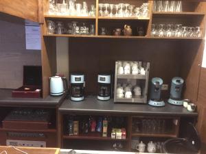 贝灵恩de bron的柜台上的咖啡店,配有咖啡机