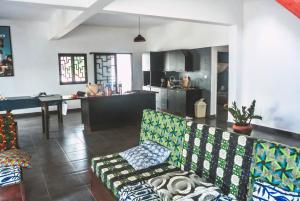 马哈赞加HANIALA BY THE SEA的带沙发的客厅和厨房