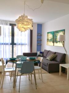 罗萨里奥港La casa indaco, Puerto del Rosario, Fuerteventura的客厅配有沙发和桌子