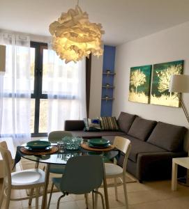 罗萨里奥港La casa indaco, Puerto del Rosario, Fuerteventura的客厅配有沙发和桌椅